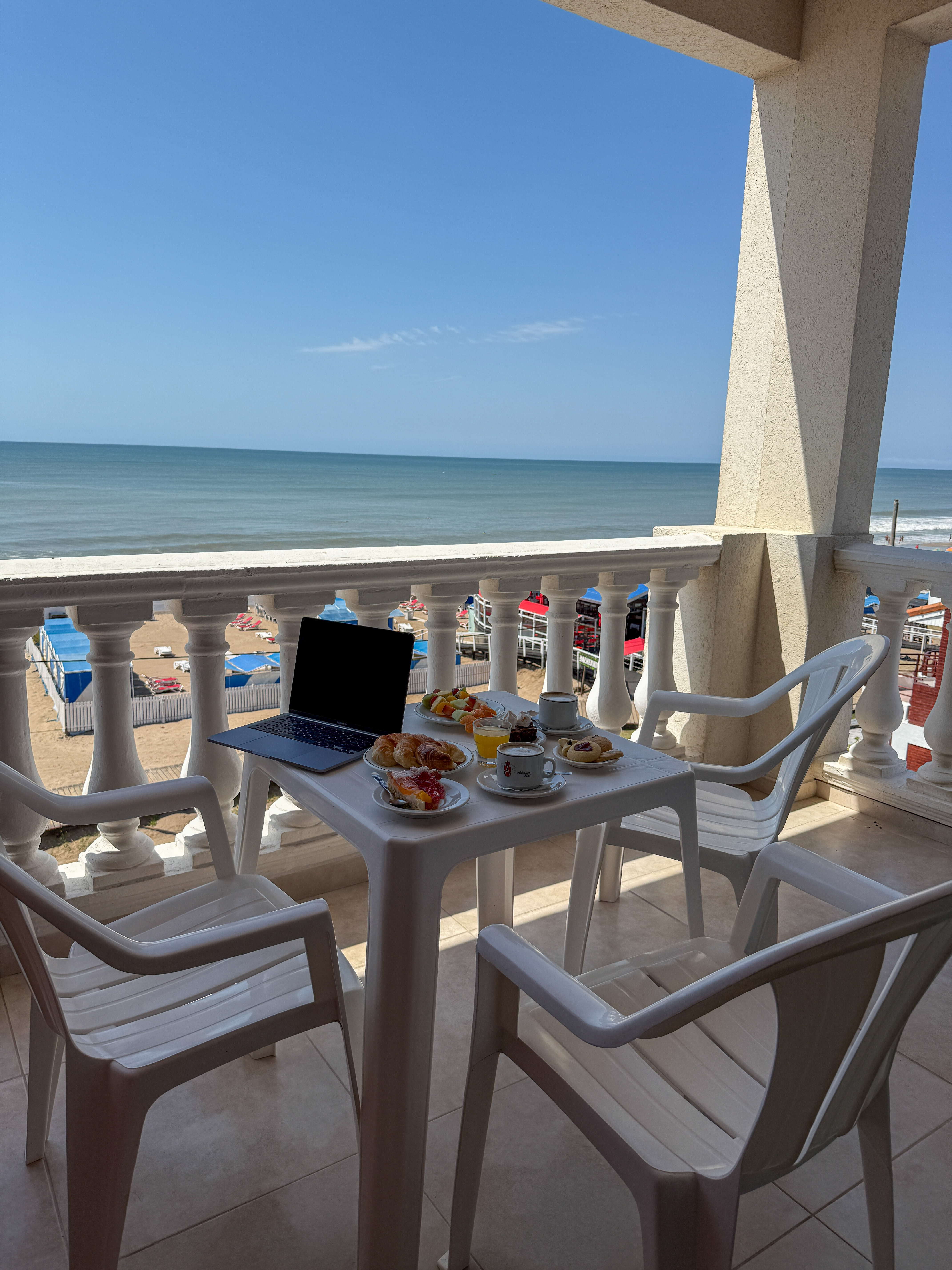 Balcón con desayuno y mar
